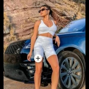 Alo yoga wild thing sports bra vapor mist white camo small